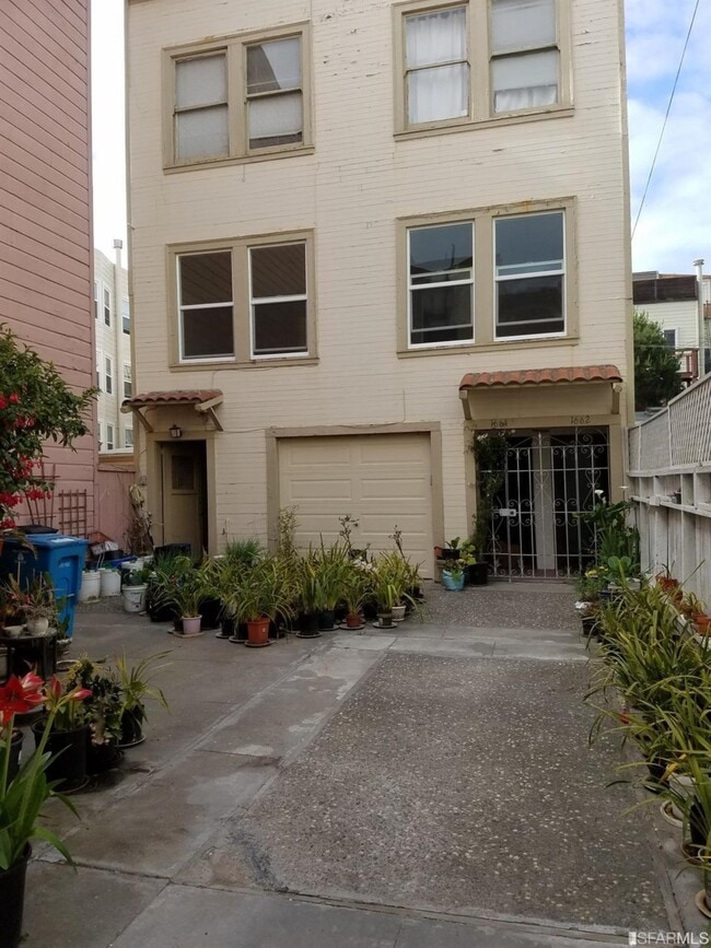 Building Photo - 1662 Chestnut St