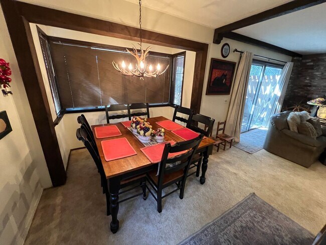 Building Photo - Large furnished 4 bedroom home with 2 car ...