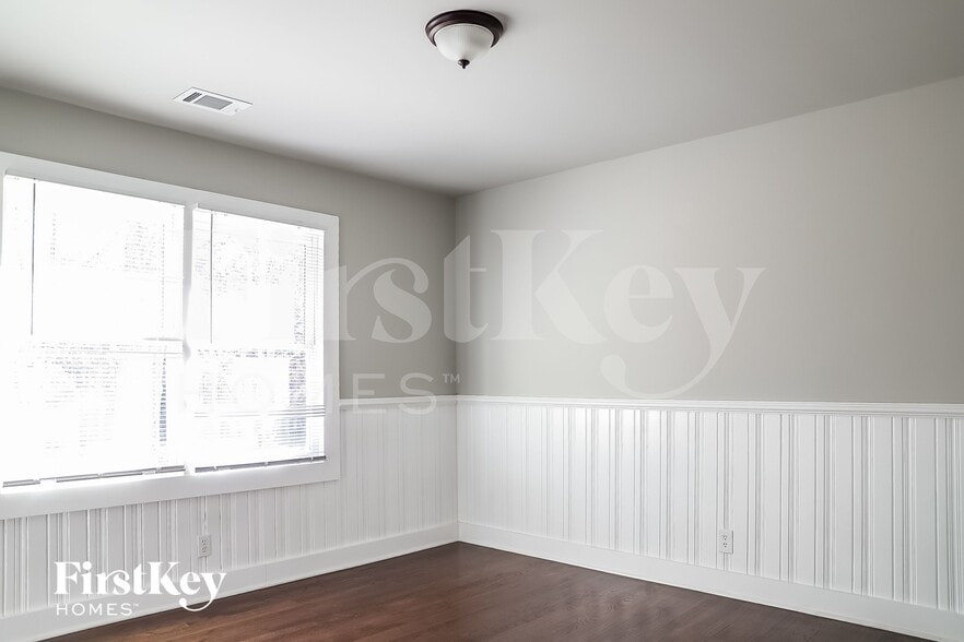 Building Photo - 2207 Freydale Rd