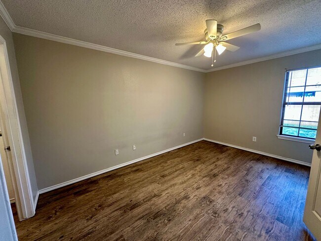 Building Photo - Duplex Available in North by Northwest!