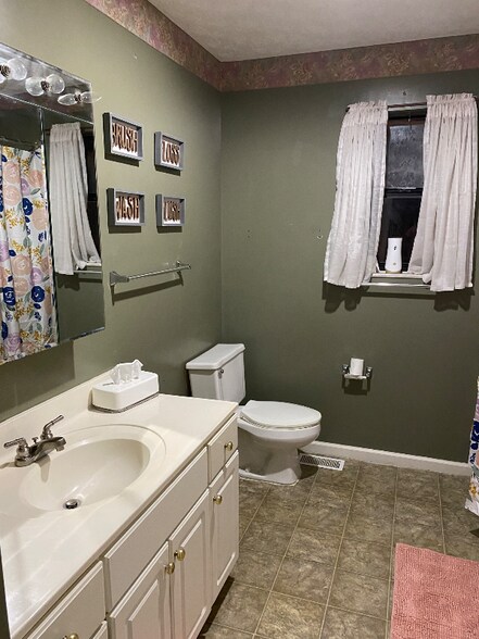 Building Photo - 2310 Red Oak Dr
