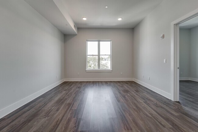 Building Photo - 660 Grand St