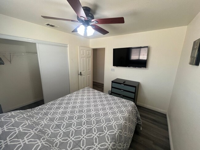 Building Photo - Spacious 4-Bedroom Home in Desirable Apple Valley Neighborhood