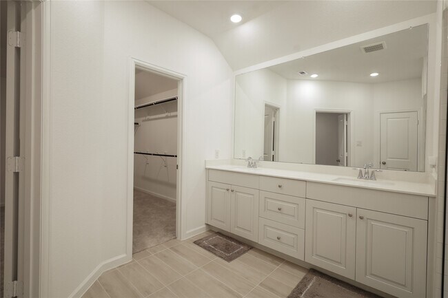 Building Photo - 27011 Aurora Gdn Ln