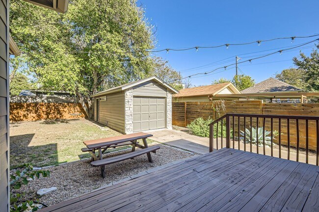 Building Photo - 1204 W St Johns Ave