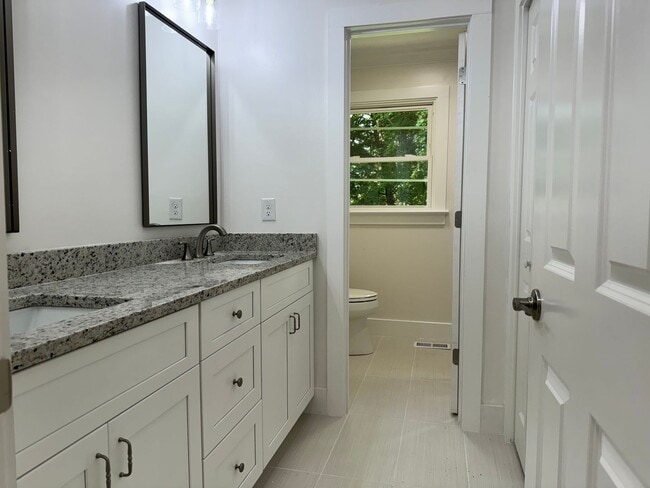 Building Photo - Renovated 3 BR Home in the Heart of Murfreesboro