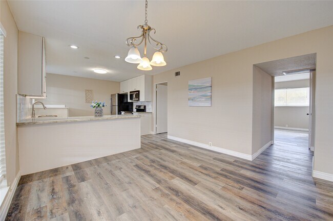 Building Photo - 2101 Fountain View Dr