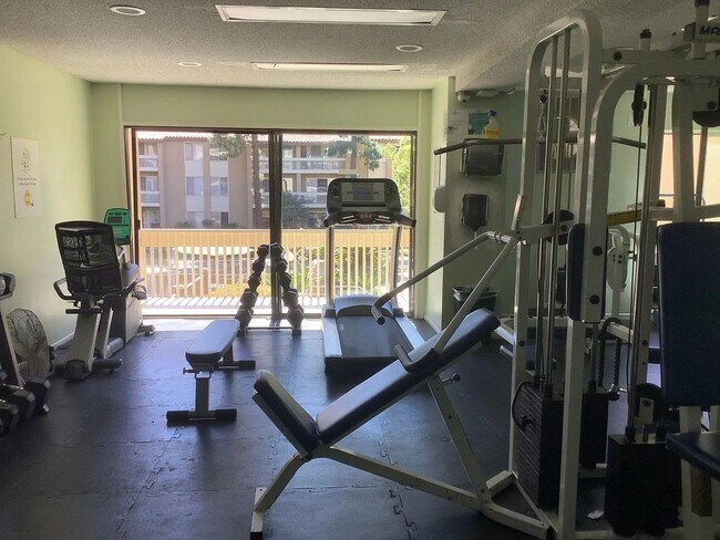 Building Photo - Large 2-bedroom condo at the Plaza Condos in Pacific Beach