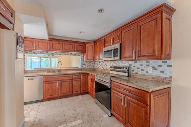 Building Photo - 626 NE 195th St