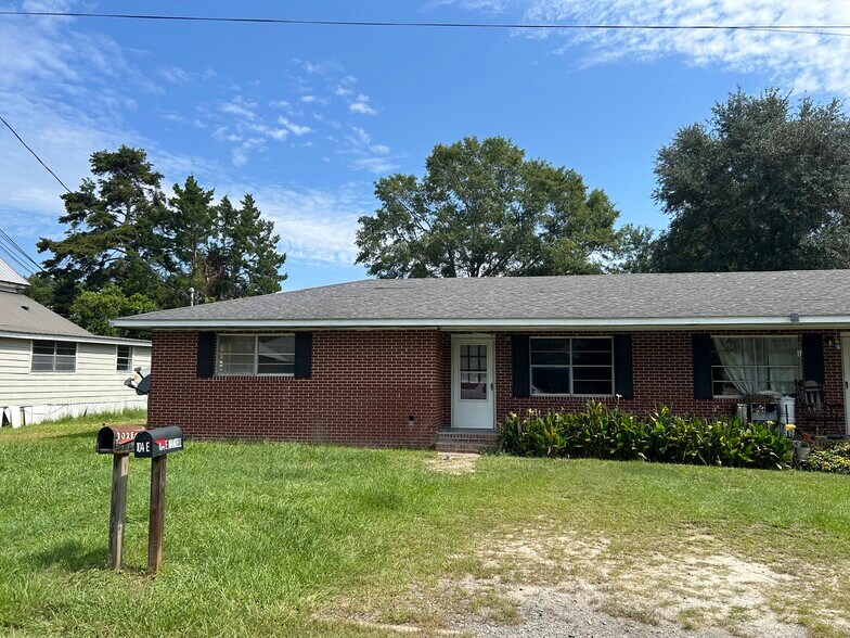 Building Photo - 102 E Mendell Ave