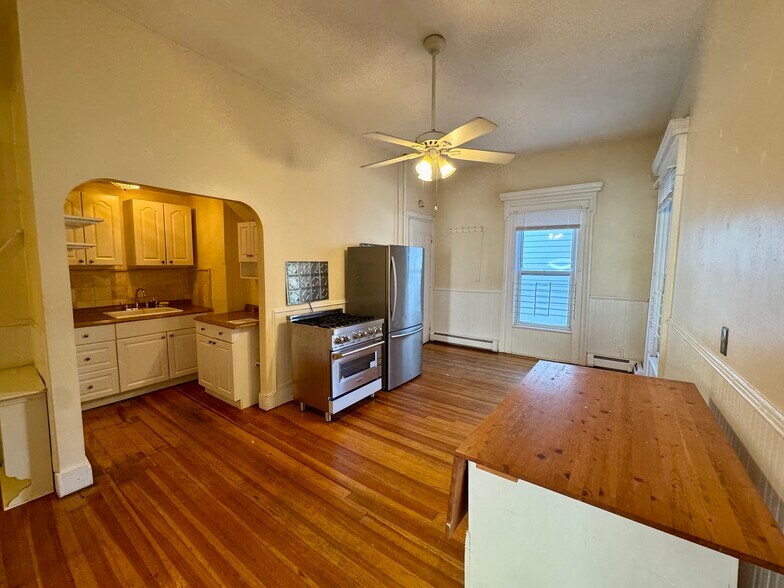 Building Photo - 123 Almy St