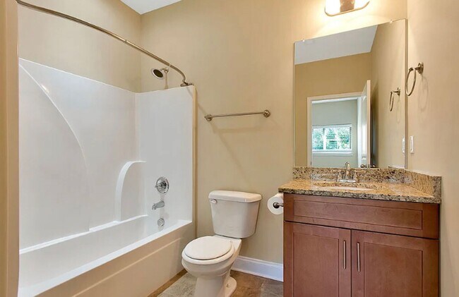 Building Photo - Three Master Suites - Super Location- Bell...
