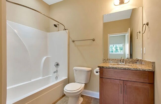 Building Photo - Three Master Suites - Super Location- Bellevue Area