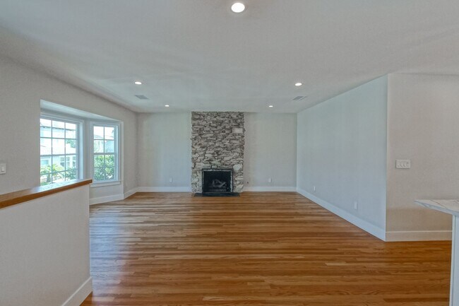Building Photo - Completely Remodeled, Bright & Airy 3BR2BA...