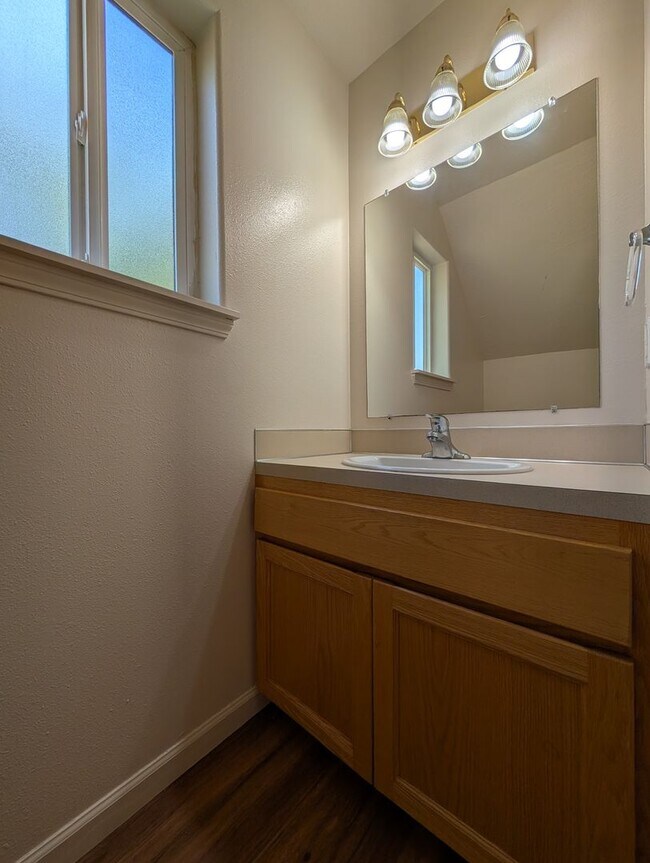 Building Photo - 3-Bedroom, 1.5-Bath Duplex In The Thurston Area of Springfield!