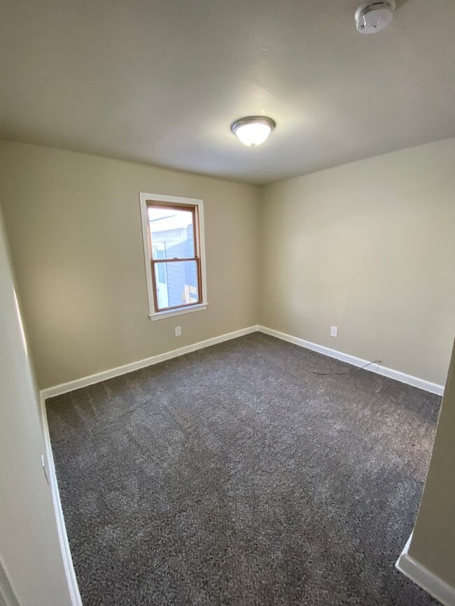 Building Photo - Updated 2 Bedroom 1 Bath