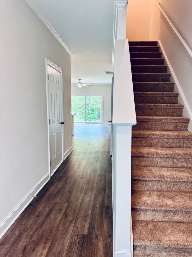Building Photo - Convenient and Spacious Townhome