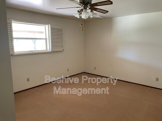 Building Photo - 1420 N Center St