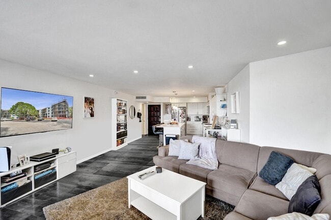 Building Photo - 3800 N Hills Dr