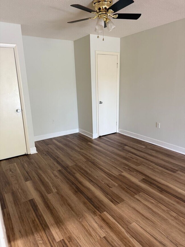 Building Photo - Beautiful Large 4th floor Highrise 2 bed 2 bath