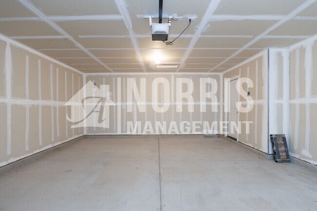 Building Photo - Newer Home in Eloy