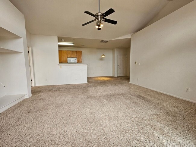 Building Photo - Awesome Aurora Top Floor 2 Bed 2 Bath Cond...