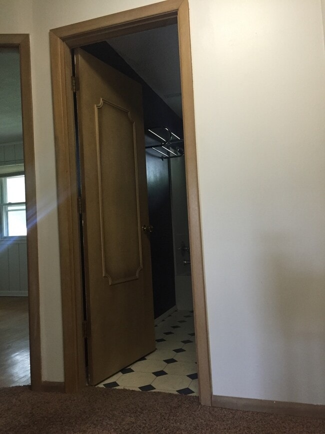 Building Photo - Gorgeous 2 Bedroom, 1.25 Bath Townhouse near UIHC