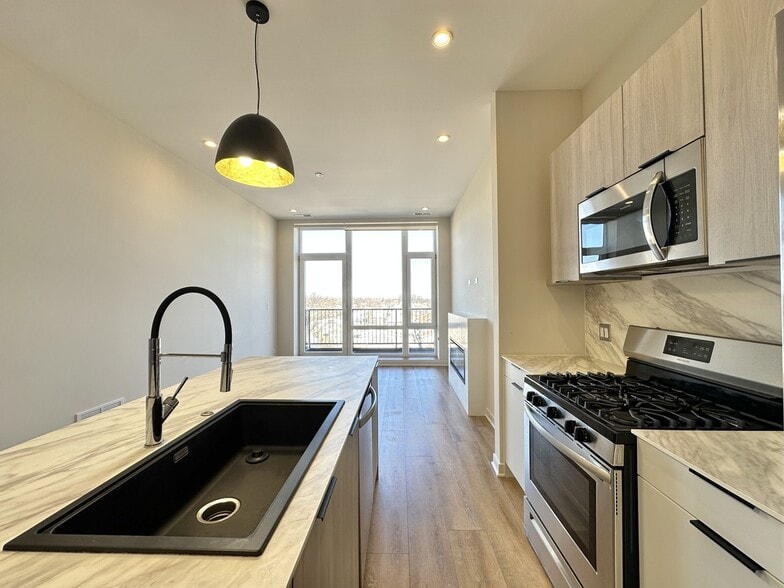 Building Photo - 6324 W Belmont Ave