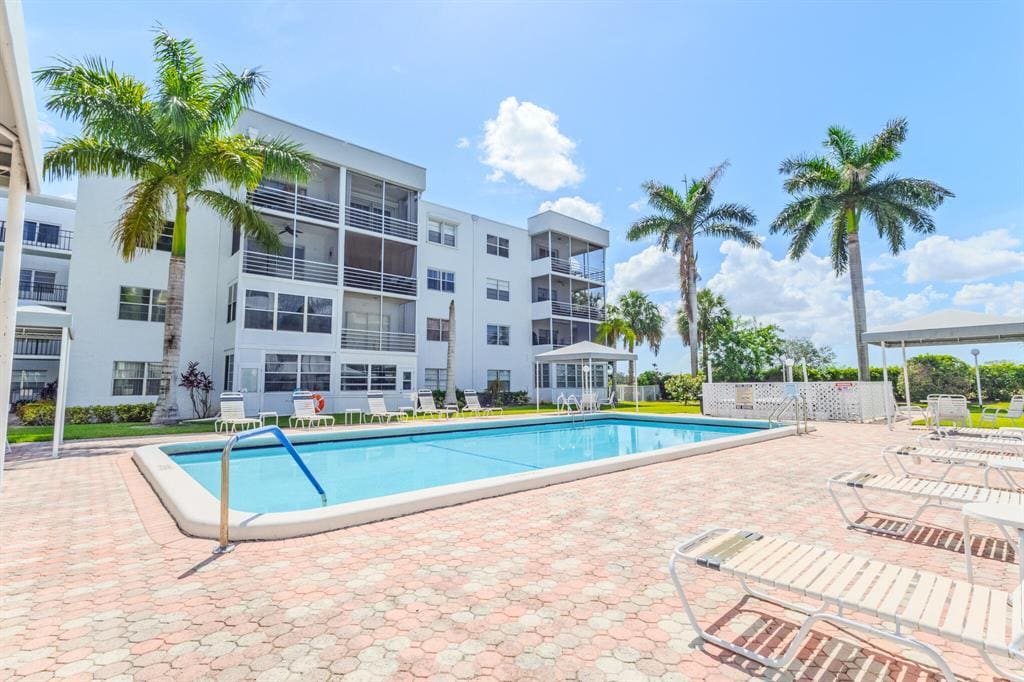 Building Photo - 3000 Sunrise Lakes Dr E