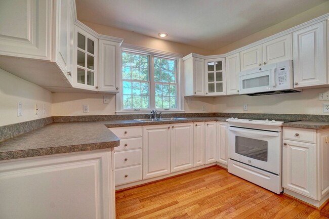 Building Photo - Waterfront Home on 1 Acre Treed Lot, 4/2 +...