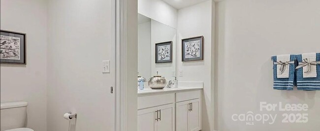 Building Photo - 2224 Lilium Dr