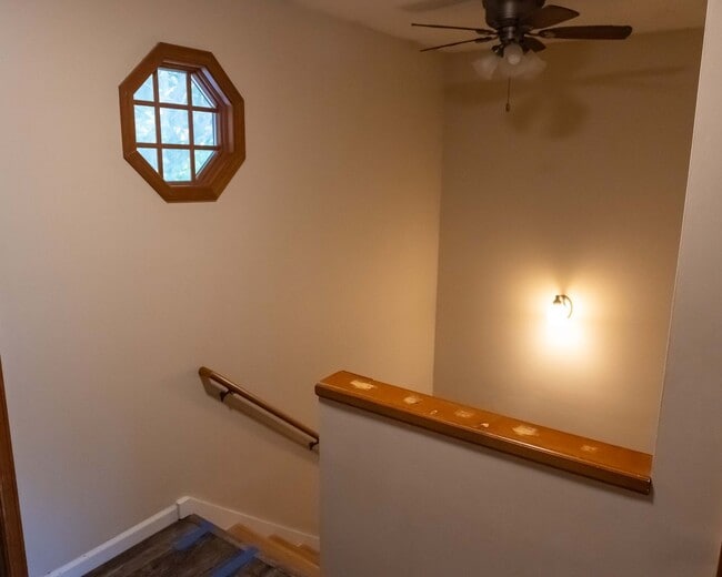 Building Photo - 423 S Park Square Dr