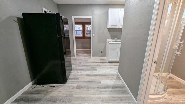 Building Photo - 410 E 6th St