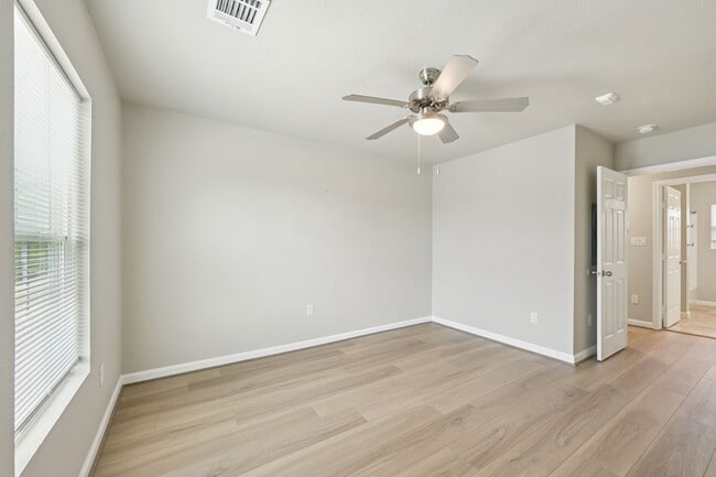 Building Photo - 254 Plez Morgan Dr