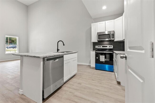 Building Photo - 15898 Chestnut Dr