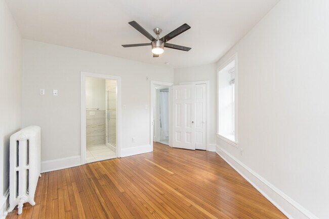 Building Photo - Hip 1 Bed/2Bath w/ Den; Gorgeous exterior and spacious interior features in Chestnut Hill!