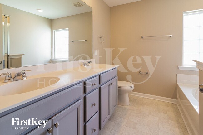 Building Photo - 772 Redbud Ln