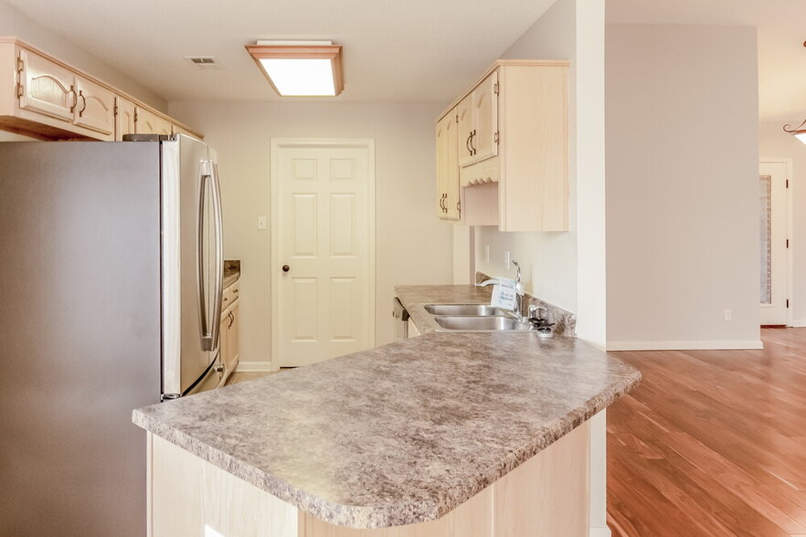 Building Photo - 3135 Quartz Dr