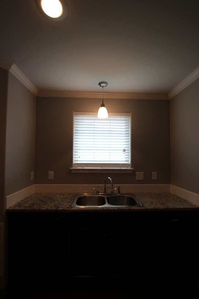 Building Photo - Tour Today! Must see 3 Bedroom 2 Bath Dupl...
