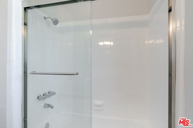 Building Photo - 845 S Kenmore Ave