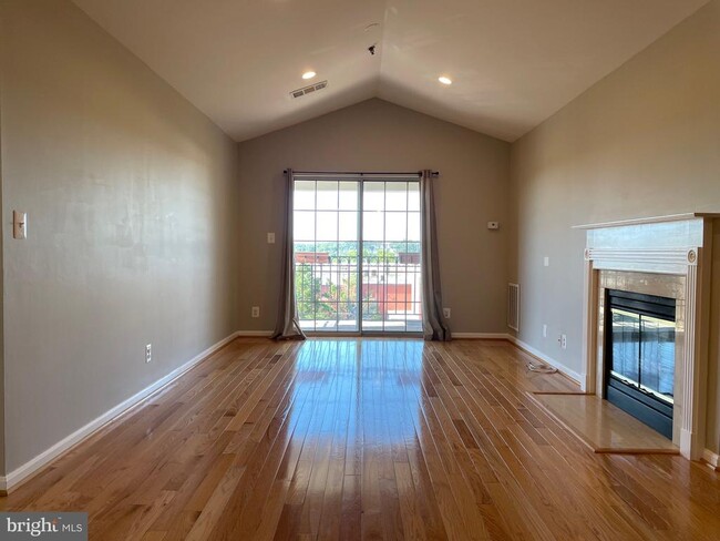 Building Photo - 1100 Quaker Hill Dr