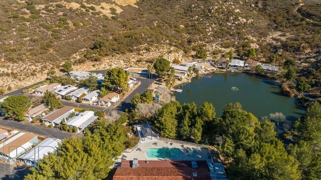 Building Photo - 55+ Senior Community~ 2 bed/2 bath with Am...