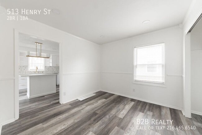Building Photo - 513 Henry St