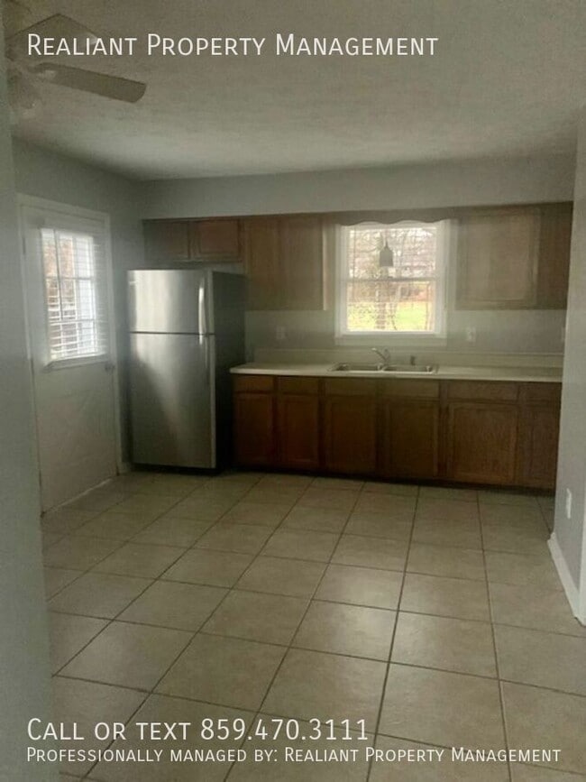 Building Photo - 215 Green St