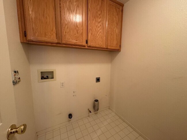 Building Photo - Gold River 4 Bedroom with Large Brick Patio in backyard!