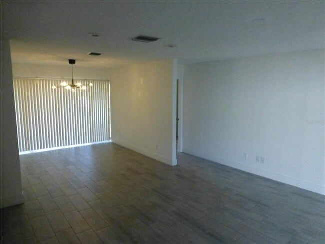 Building Photo - 60 Iris Pl