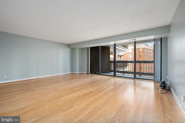 Building Photo - 3800 Fairfax Dr