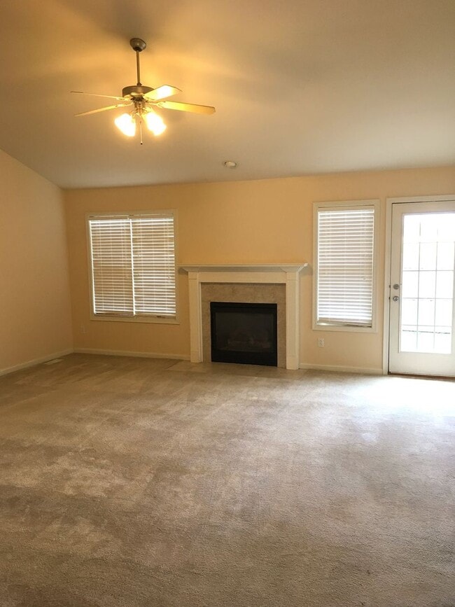 Building Photo - Spacious 2-bed, 2-bath duplex available for June!