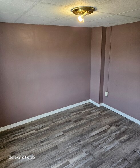 Building Photo - 833 N Valley Ave