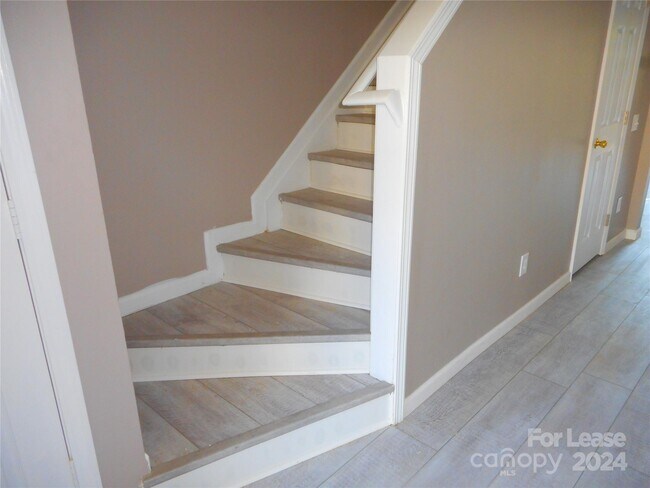 Building Photo - 3152 Mannington Dr